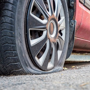 پنچرگیری و تعویض لاستیک ماشین