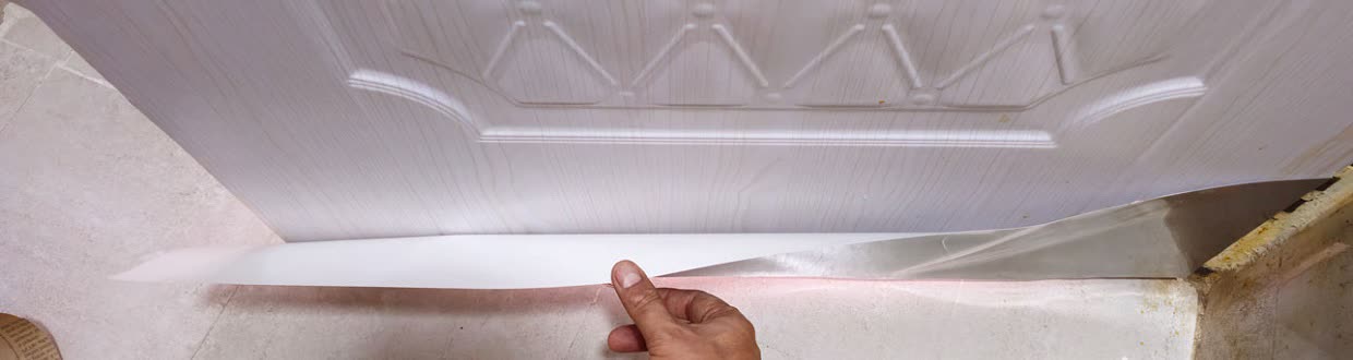 نصب ورق ضد پوسیدگی پشت در حمام و سرویس بهداشتی