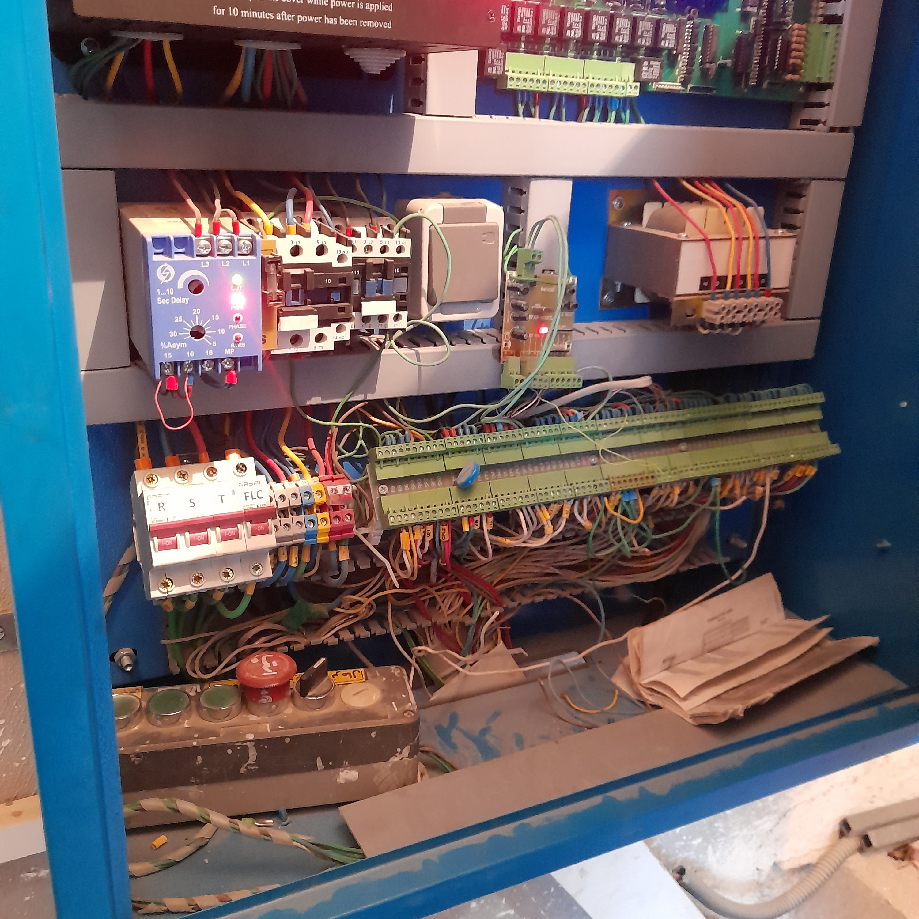 سرویس و نگهداری از ۶۰ ساختمان درماه