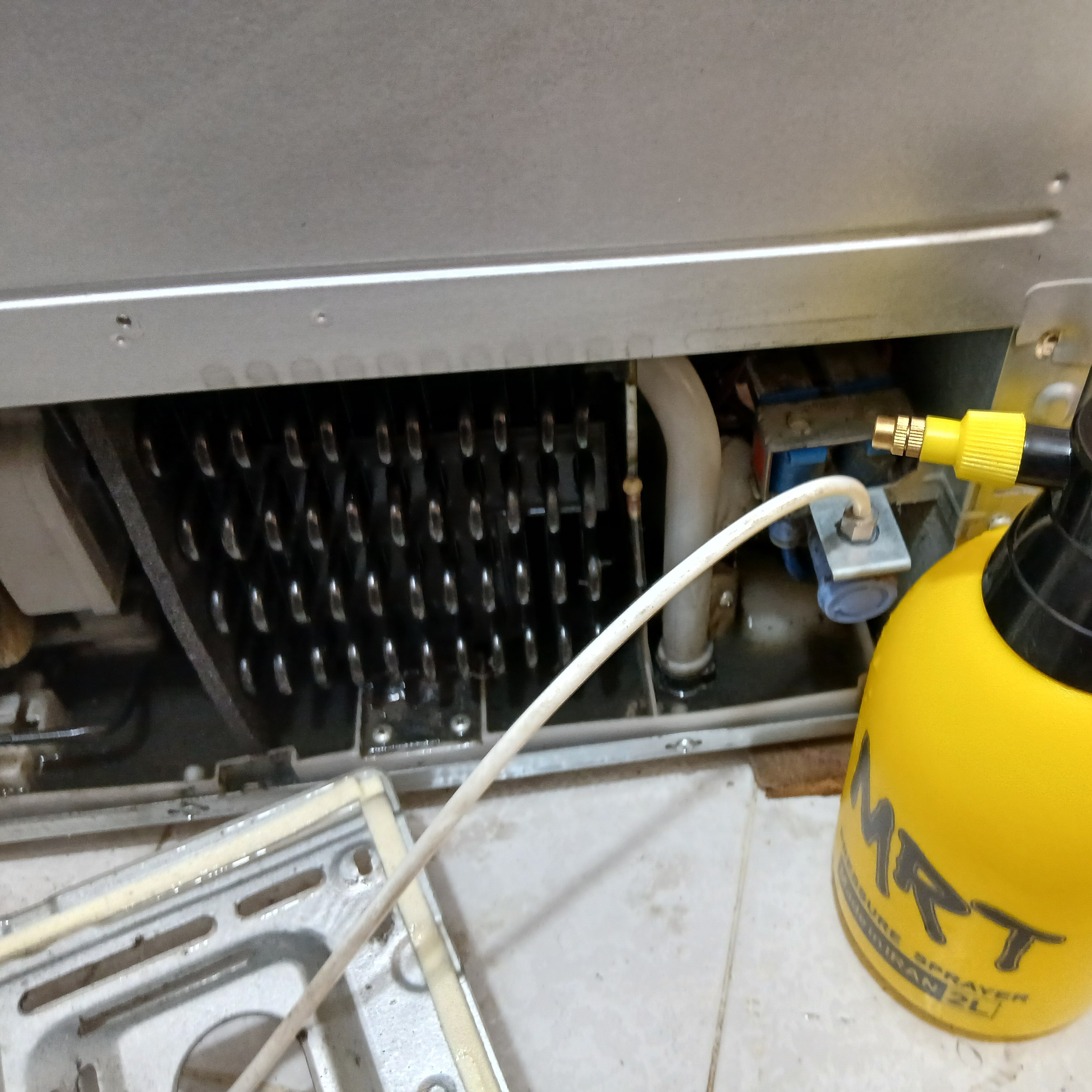 تعویض فیلتر یخچال و سرویس دوره‌ای ۶ماهه