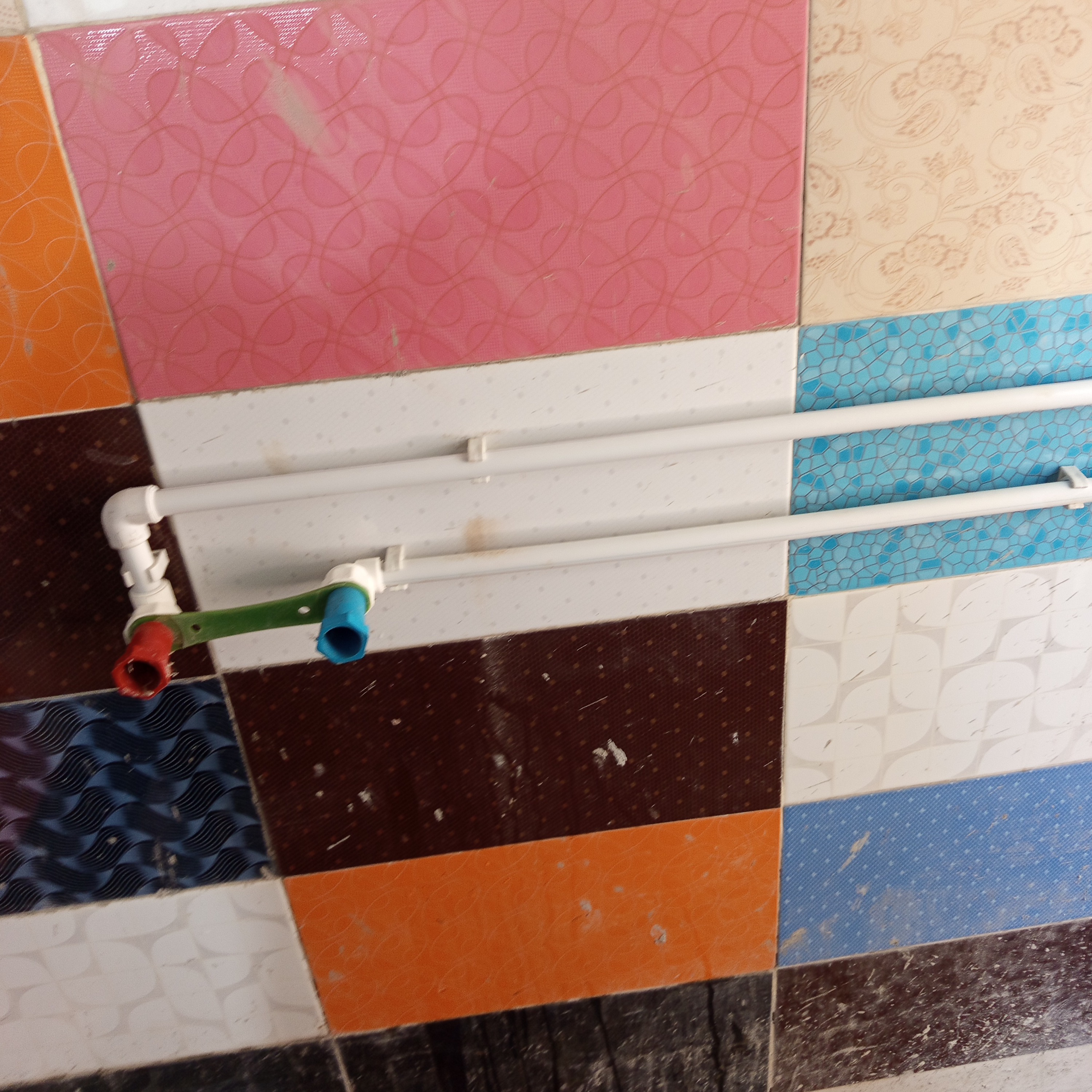 اجرای لوله کشی روکار