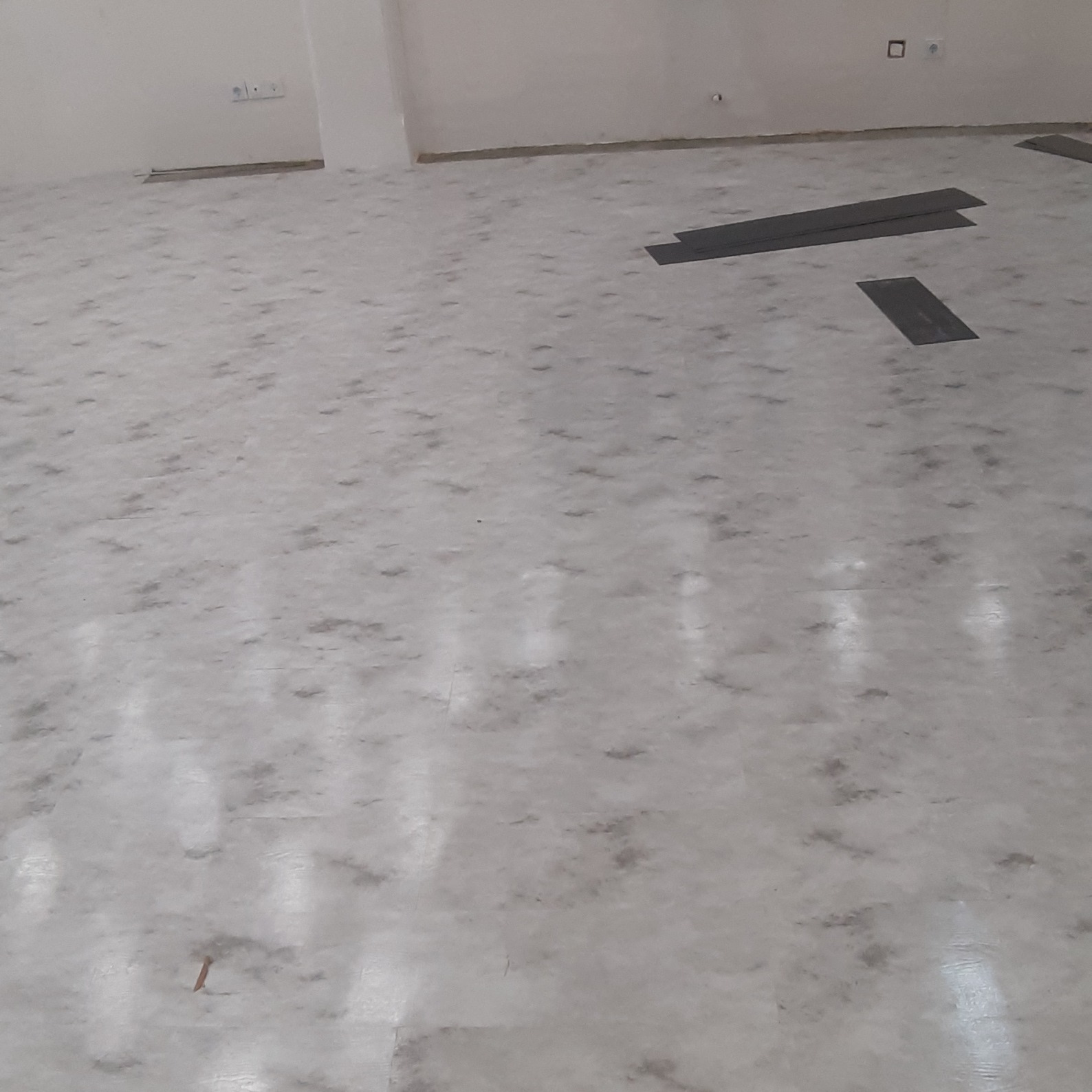 نصب کفپوش خانگی و ورزشی با مناسب ترین قیمت در استان گیلان نصب چمن مصنوعی نصب پارکت  نصب ماربل شیت نصب قرنیز نصب دیوار پوش نصب ترمووال و تی وی وال  انجام نقاشی ساختمان ،راه پله،درب ورودی ،درب حیاط ،پذیرفته میشود