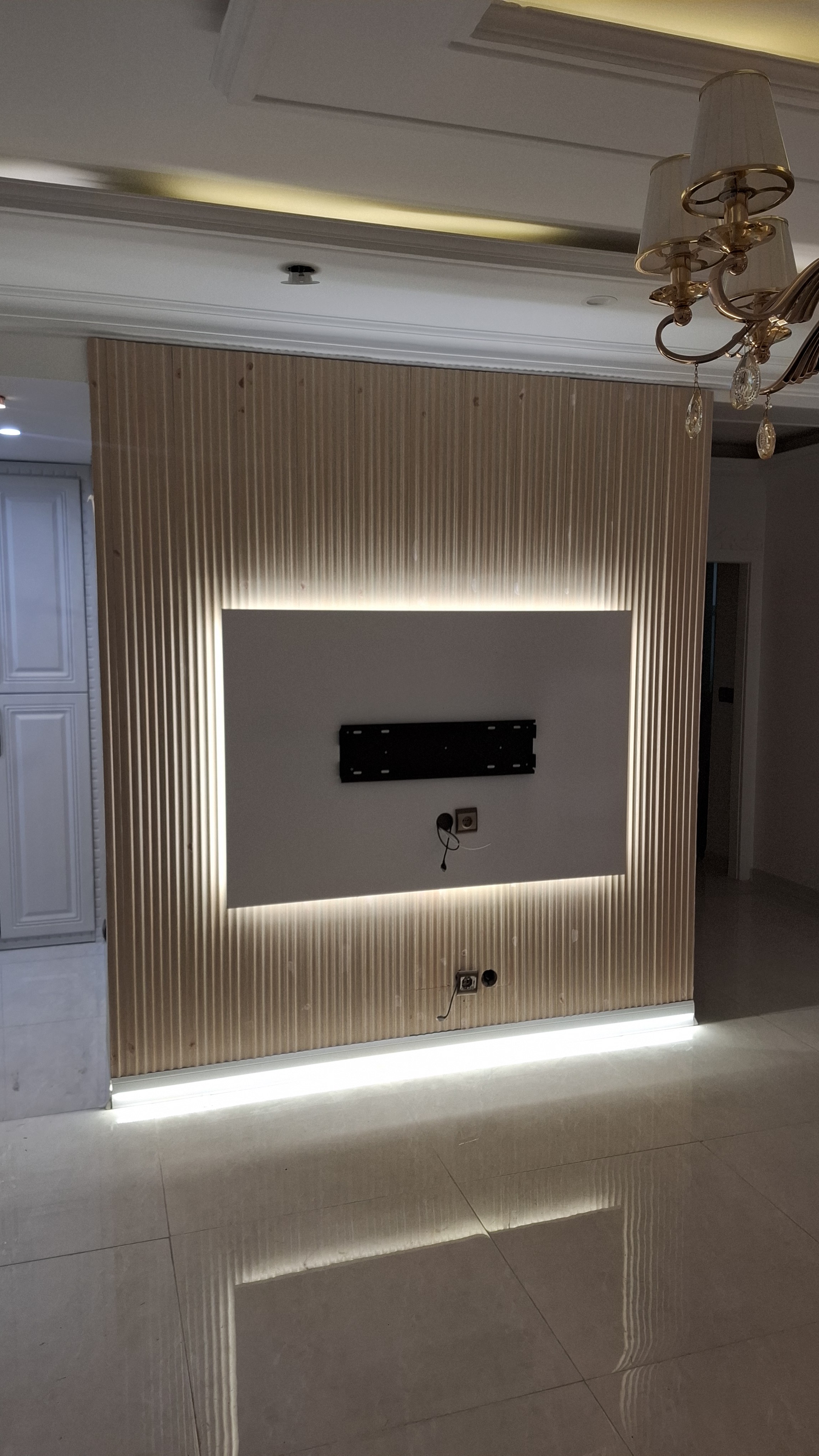 طراحی و اجرای تی وال با پی وی سی و پنل پشت تلویزیون ونورپردازی