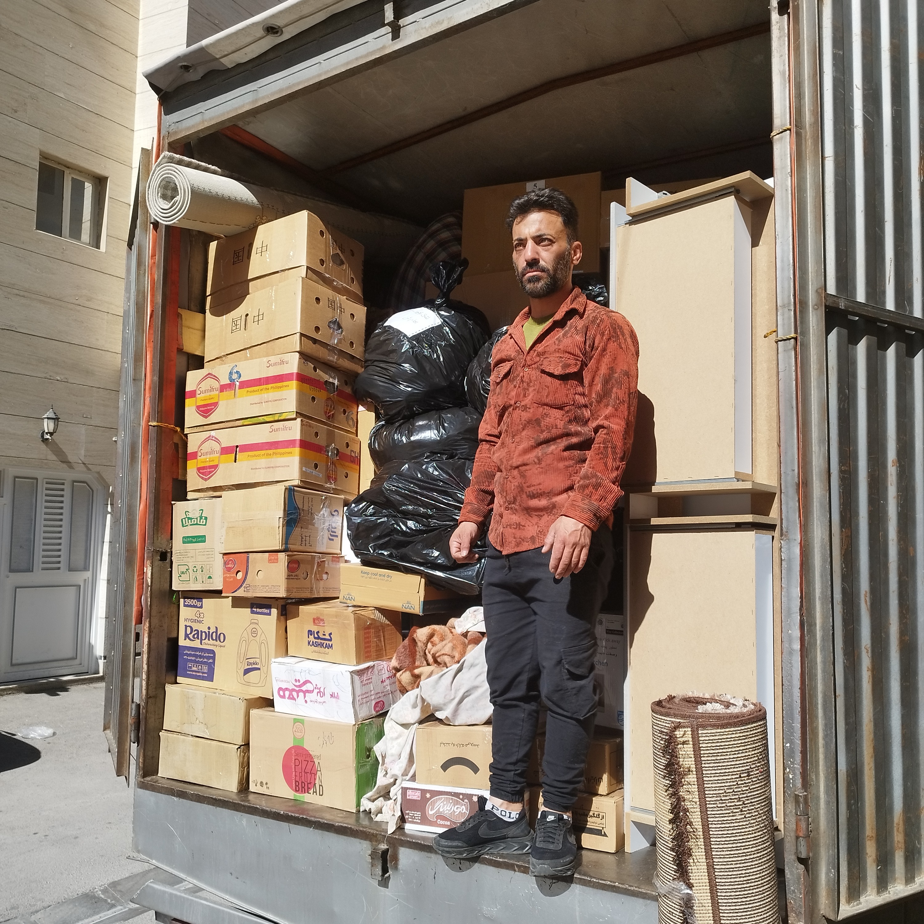 چیدمان وسایل منزل داخل ماشین بزرگ