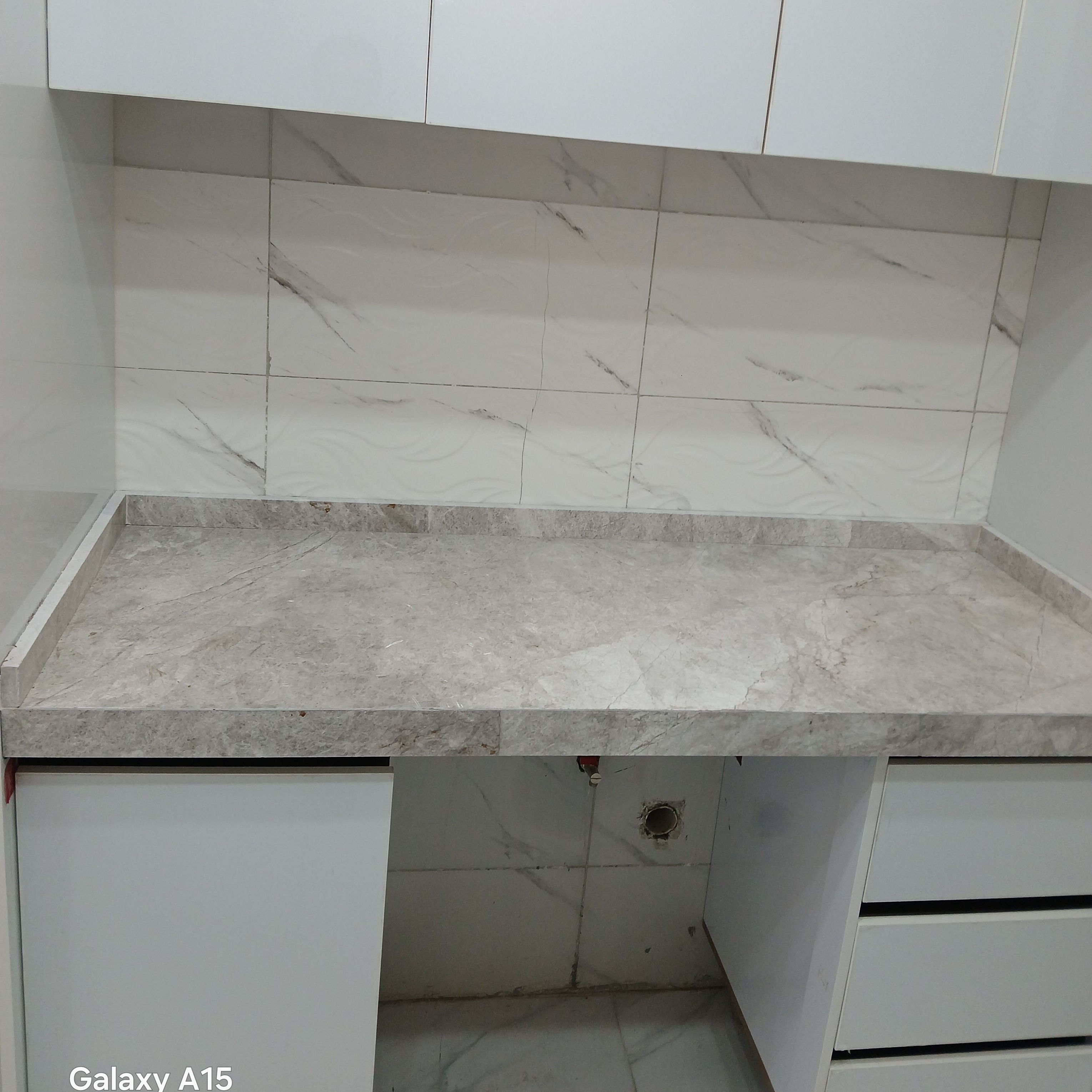 کابینت هایگلاس با اجرای صفحه سنگ طبیعی