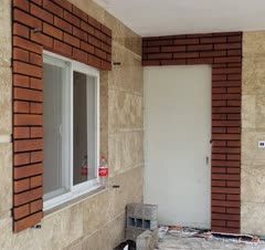 بازسازی نمای ویلا.  سنگ و آجر و سقف کاذب