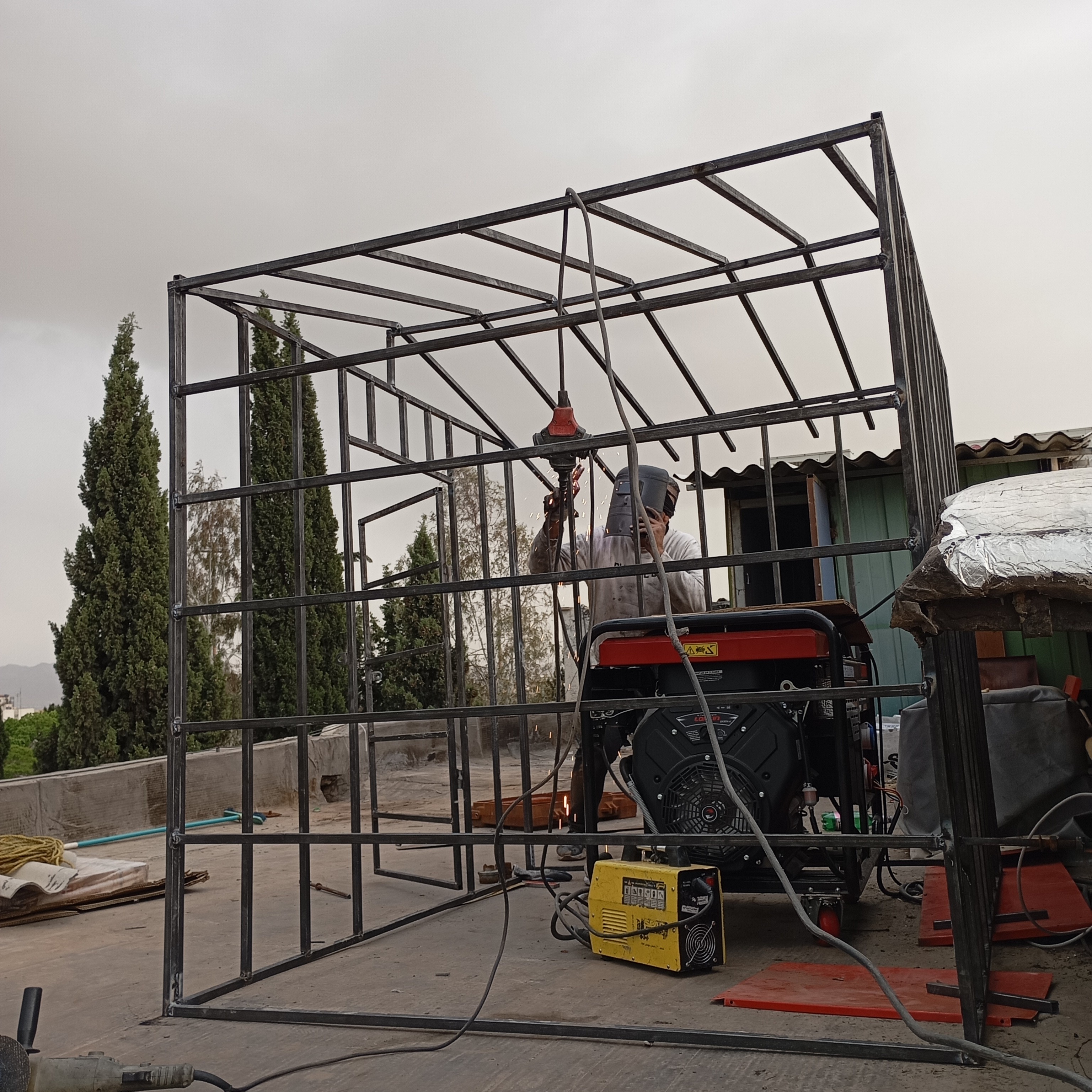 ساخت اسکلت کلبه ای برای موتور برق فشار قوی