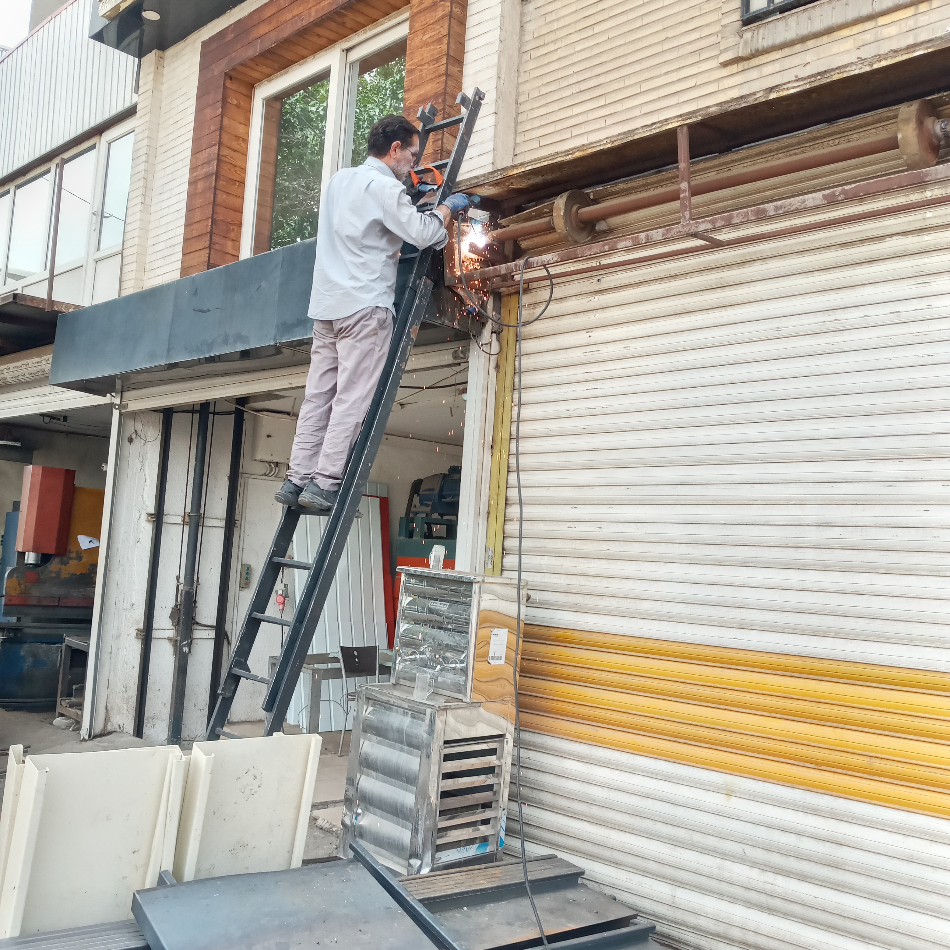 نصب دوربین مداربسته وکرکره برقی