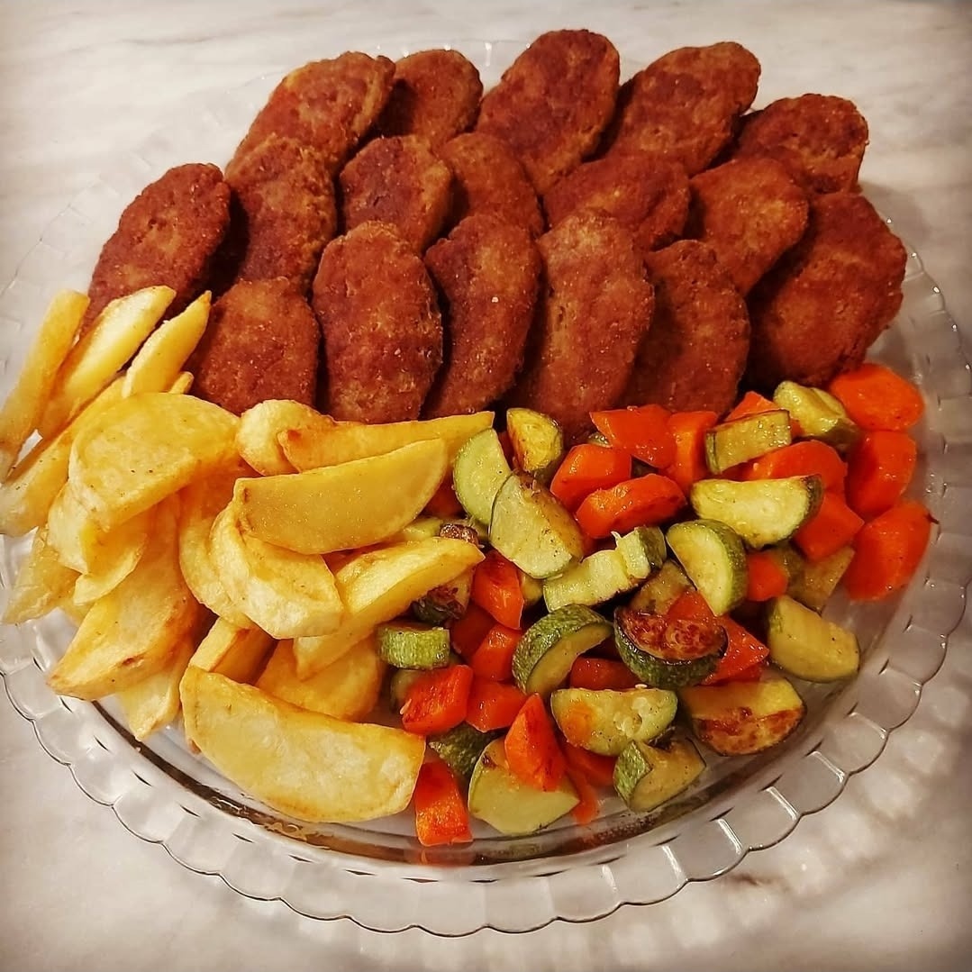 کتلت گوشت به همراه دورچین سبزیجات و سیب زمینی سرخ شده
