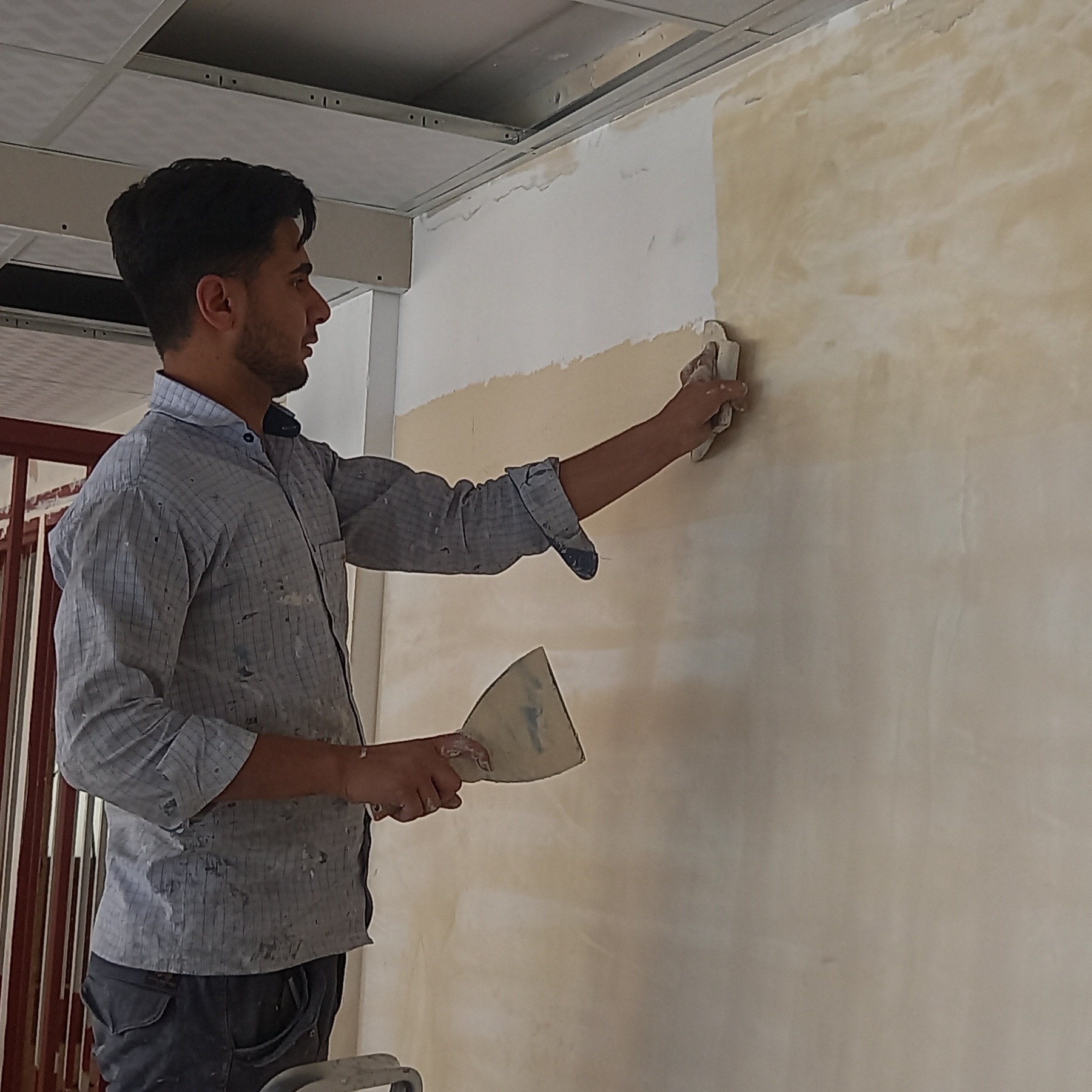 بتونه روغنی روی دیوار گچ کاردرجه یک