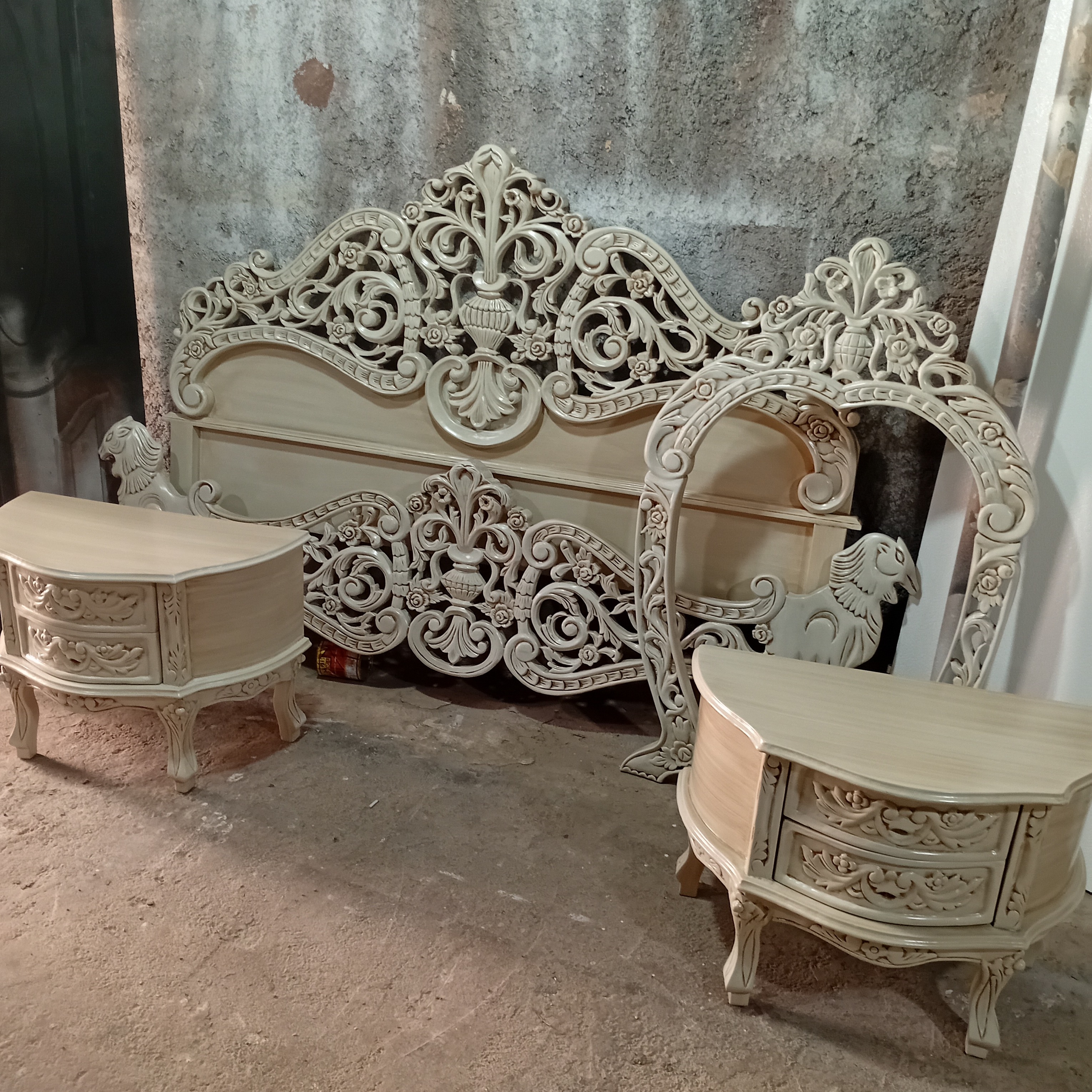 رنگ کاری چوب  و مبلمان و سرویس خواب و درب چوبی