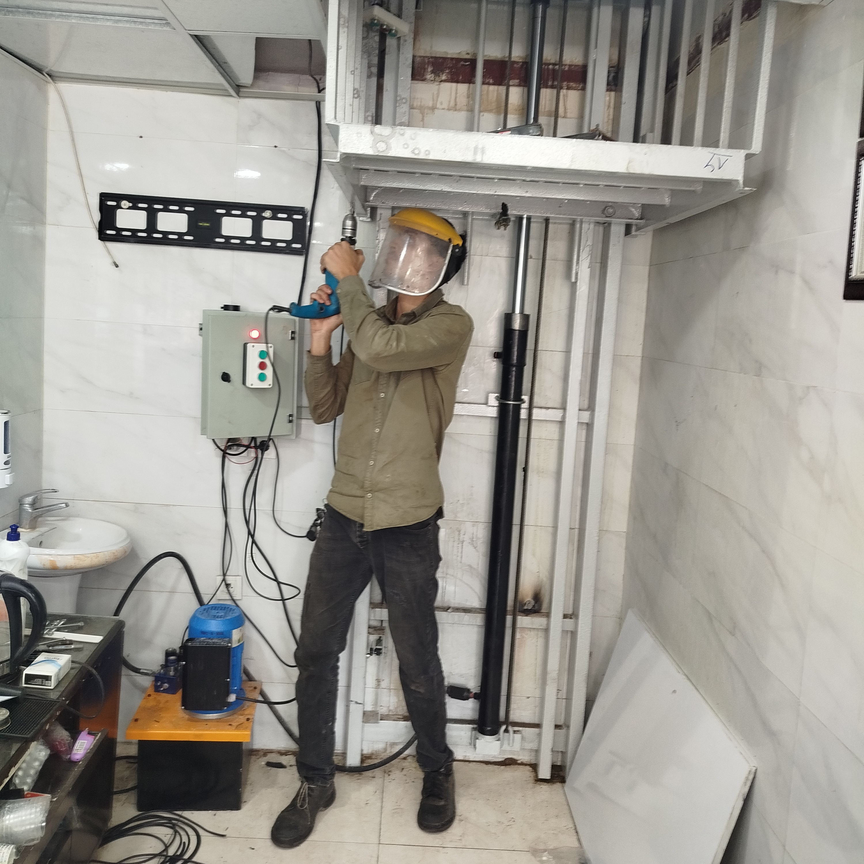 ساخت ، نصب و تعمیرات بالابر هیدرولیک