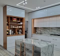 اجرای کابینت مدرن با رنگ سفید براق و گردویی