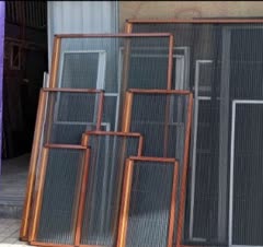 توری پلیسه بافریم رنگی طرح چوب مشکی سفیدوشکلاتی