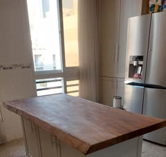 جزیره آشپزخانه ترکیب صفحه چوب طبیعی چنار و بدنه نئوکلاسیک پوشش رنگ اتومبیلی پولیشی