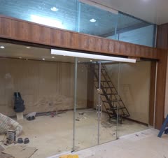 اجرای انواع درب های شیشه سکوریت و تعمیرات ریگلاژ درب شیشه سکوریت