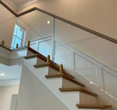 نرده شیشه ای پایه اسپیگات با هندریل طرح چوب