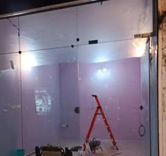 اجرای رنگ فانتزی روی کاشی دیوار مغازه