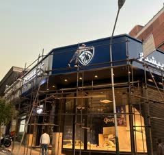 تمیزی  شیشه های بزرگ نمایشگاه پژو اقدسیه