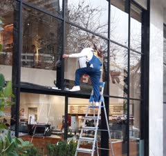 نظافت لوکس شیشه های کافه بایو فرمانیه