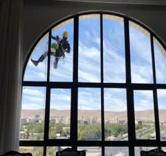 شستشوی شیشه با طی و موپ