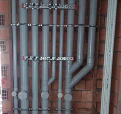 اجرای لوله کشی فاضلاب با بست کاری