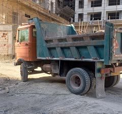 حمل نخاله ساختمانی توسط خاور و بابکت و کارگر