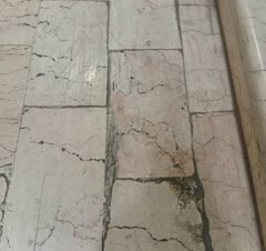 نمونه نظافت سنگ کف راه پله داخل منزل کار با دست انجام شده