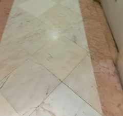 نمونه نظافت سنگ کف راه پله داخل منزل کار با دست انجام شده