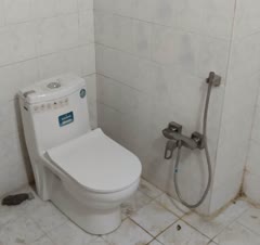 نصب توالت فرنگی به همراه شیرآلات