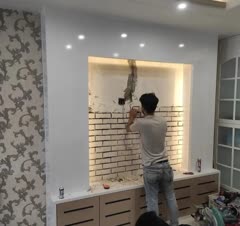 طراحی و اجرای تی وی وال به همراه نور پردازی و نصب سنگ آنتیک